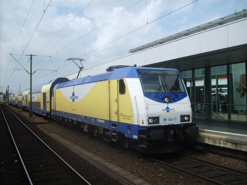 Am 13.7.07 steht die 146-17 mit ihrem metronom in Hannover Hbf 