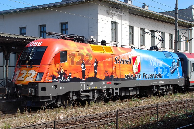 Am 13.9.2008 brachte die Feuerwehr-Lok 1116 250 den �BB IC 746  Licht f�r die Welt  von Wien West nach Salzburg. Diese Foto entstand im Bahnhof H�tteldorf.