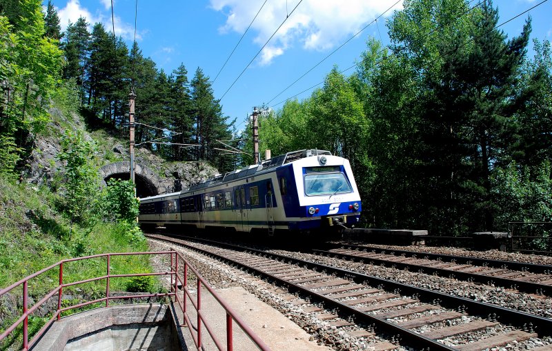 Am 13.Juni 2009 bildete der 4020 306 den 10-15 Minuten verspteten R 2953 von Payerbach-Reichenau nach Mrzzschlag. Hier ca. einen halben Kilometer vor dem Bahnhof Semmering.