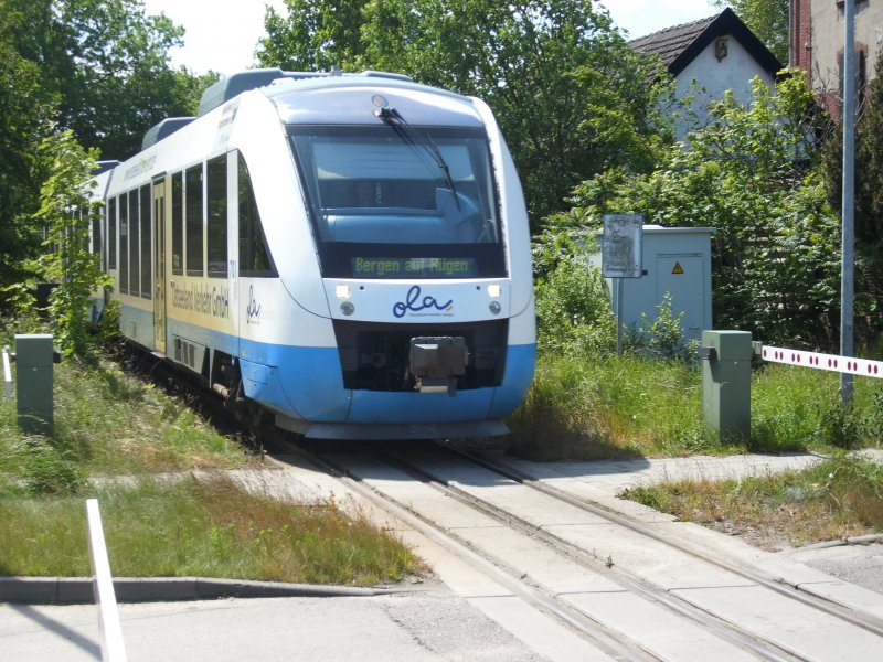 Am 13.Juni 2009 kommt OLA-Triebwagen 701 von Lauterbach Mole in den Bahnhof Putbus gefahren.