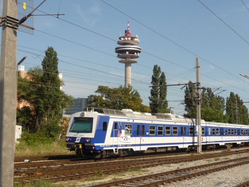 Am 14. August 2008 fuhr der Elektrotriebwagen 4020 305-1 der �BB in den Wiener S�dbahnhof.