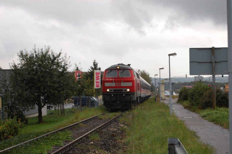 Am 14. September 2009 begann fr die Schler in Baden-Wrttemberg wieder der Alltag des Grauens, die Schule. An eben diesem traurigen Tag konnte ich 218 495-0 mit einer RB nach Oberlenningen am Haken bei Dettingen ablichten. 