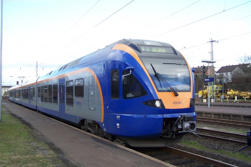 Am 14.01.2007 wartet 428 001 (Besteller: Hamburger Hochbahn) wartet am 14.01.2007 auf neue Aufgaben. Mag der User entscheiden, ob dieses Bild oder jenes mit der ID-Nummer 82925 bleiben soll. Die Entscheidung erfolgt um den 14.04.2007. Das genannte Bild entstand bei Sonnenschein und man sieht den Fahlleitungsmast, meiner Meinung nach etwas strend platziert. Aber auch hier gilt: Der User entscheidet durch Betrachtungshufigkeit und/oder Nachricht.