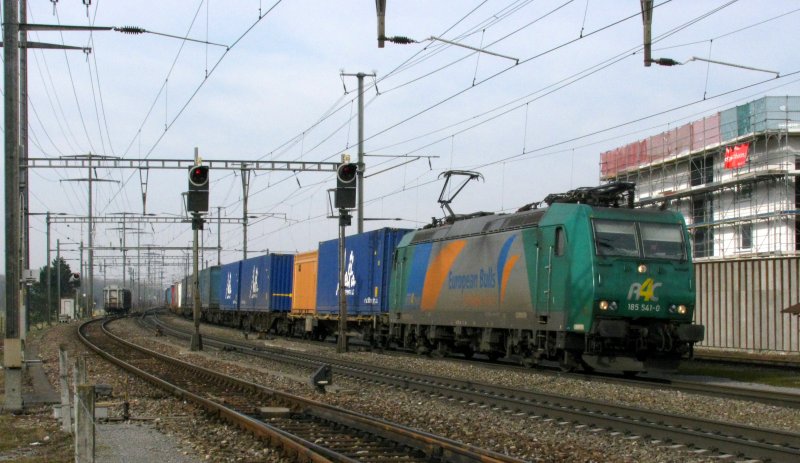 Am 14.03.2009 war die BR 185 541 mit dem Vos-Zug bei Rheinfelden unterwegs.