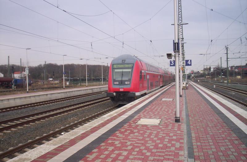 Am 14.04.05 fuhr ein Doppelstock Steuerwagen der Gattung 3 (763.6) aus dem Bahnhof Dren aus. Vorne dran eine 146 die ihren RE1 nach Hamm(Westf) zieht.