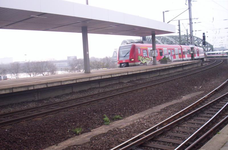 Am 14.04.05 fuhr ein ET 423 in den Klner Hbf ein.
