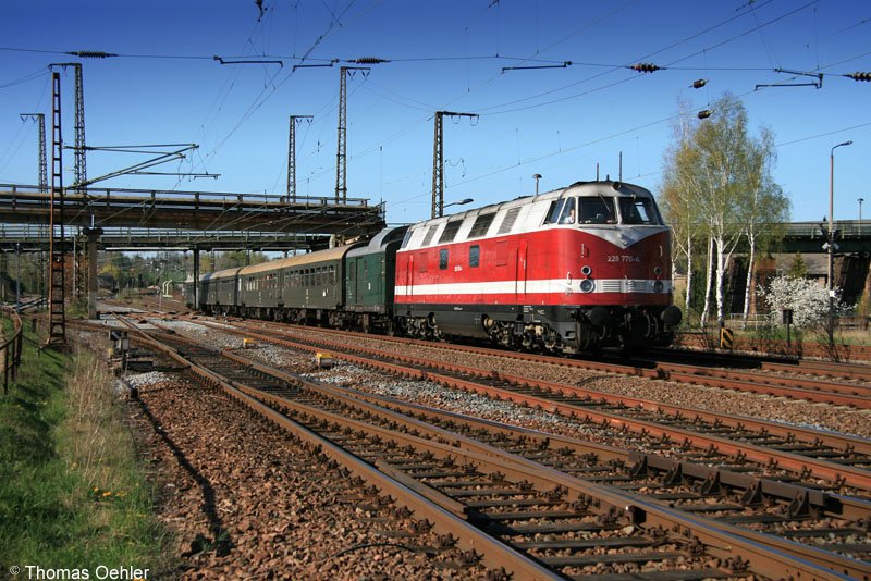 Am 14.04.07 bespannte anstelle von 50 3648 wegen erh�hter Waldbrandgefahr 228 770 der IG 58 3947 e.V. Glauchau den Sonderzug zur sogenannten Mondscheinfahrt ins Erzgebirge. Hier f�hrt der Zug aus Niederwiesa kommend am ehemaligen RAW  Wilhelm Pieck  vorbei in den Chemnitzer Hbf ein.
