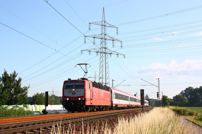 Am 14.06.09 zog 181 213 den CNL 468 nach Strasbourg. Aufgenommen bei Rppurr, Abzw. Brunnenstck.