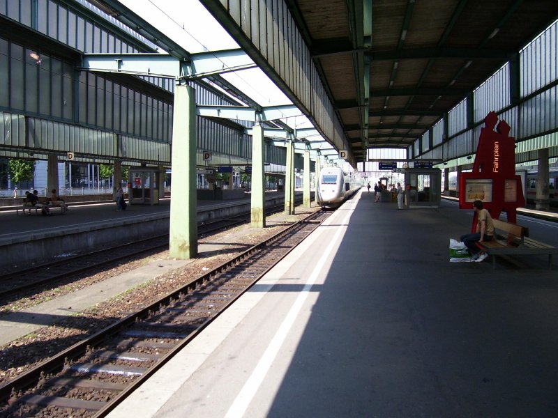 Am 14.06.2007 TGV 4408 der SNCF bei der einfahrt in den Stuttgarter Hbf. Strecke Paris-Stuttgart.