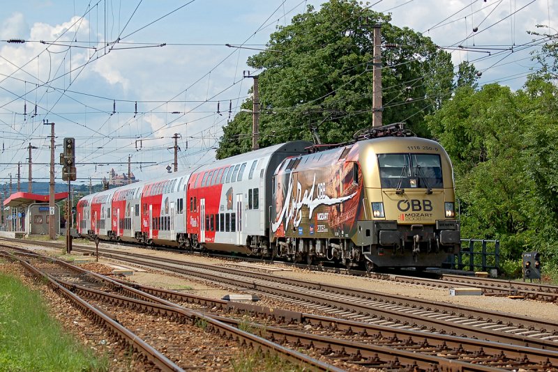 Am 14.06.2008 brachte die fuer das Mozartjahr 2006 werbende 1116 250 den R 2223 von Retz nach Payerbach-Reichenau. Das Foto zeigt den Zug kurz nach der Ausfahrt aus dem Bahnhof Korneuburg.
