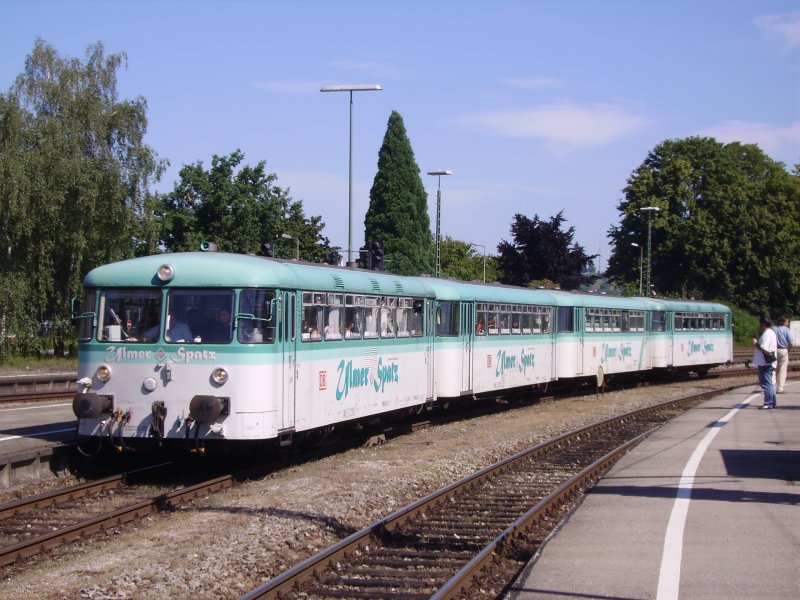 Am 14.07.07 fand zusammen mit der Stadt Lindau auch ein Bahnhofsfest im Lindauer Hauptbahnhof statt.
Hier fhrt der Extrazug aus Ulm in Lindau HB ein: Der 4-teilige Ulmerspatz.