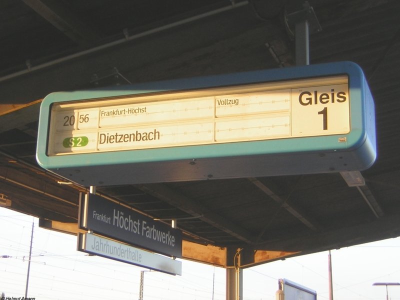Am 14.07.2006 fiel mir eine Vernderung auf, als ich mich nach langer Zeit mal wieder im Bahnhof Frankfurt am Main-Farbwerke befand: Das Bahnhofsschild wurde erneuert (vergleiche Bild 51027 in dieser Rubrik) der Zugzielanzeiger war aber noch der alte.