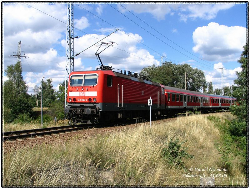 Am 14.08.06 schiebt 143 863-9 die RB28155 von Falkenberg/Elster nach Cottbus. Hier befindet sie sich gerade auf Gl.100 bei B3 in Falkenberg/E.