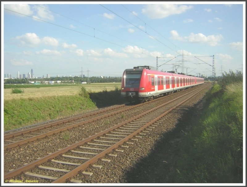 Am 14.08.2007 brauste dieser Vollzug der S5 auf der  Rennstrecke  zwischen den Stationen Frankfurt am Main-R�delheim und Wei�kirchen/Steinbach vor der Frankfurter Skyline mit H�chstgeschwindigkeit in Richtung Bad Homburg.