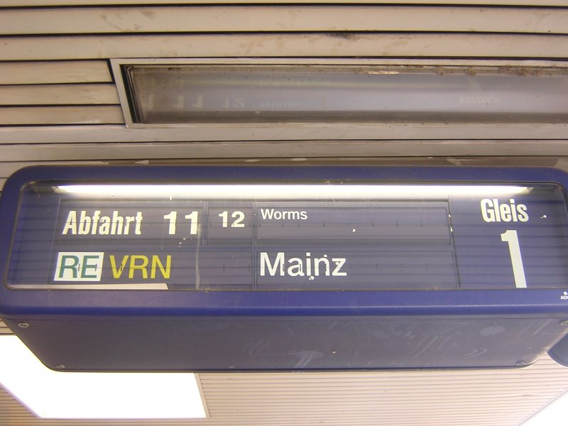 Am 14.08.2007: Der alltgliche RE nach Mainz-morgens frh nutzen ihn viele Pendler. Hier eine Aufnahme in Frankenthal Hbf.