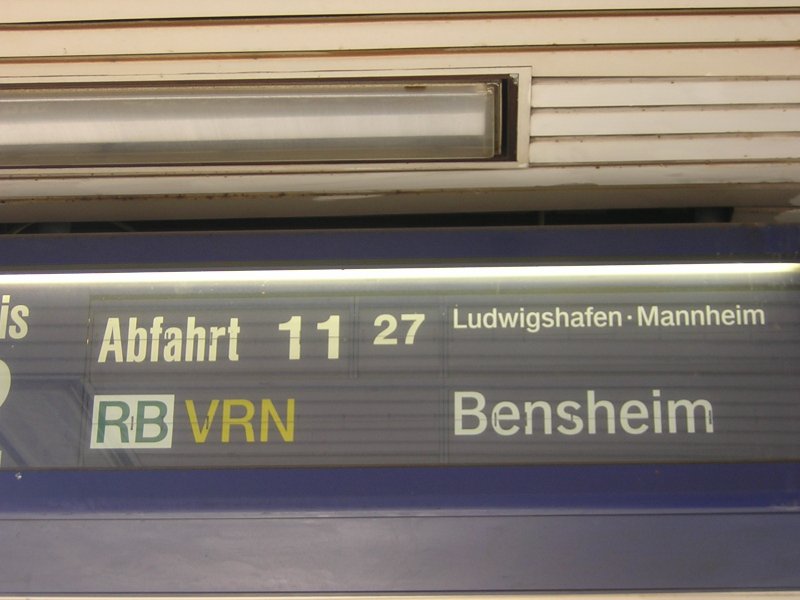 Am 14.08.2007 kndigt der Zugzielanzeiger von Frankenthal Hbf die um 11:27 Uhr abfahrende Regionalbahn (RB) nach Bensheim (ber Mannheim) an.