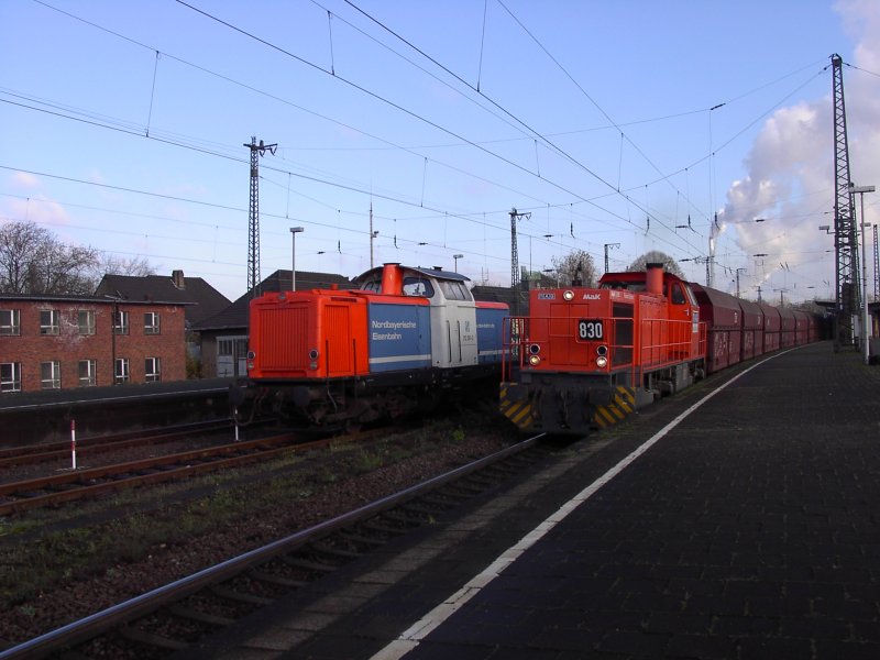 Am 14.11.07 zieht Lok 830 der RAG einen Kohlezug durch Wanne-Eickel. Im Hintergrund sieht man 212 261 der Nordbayrischen Bahn.
 