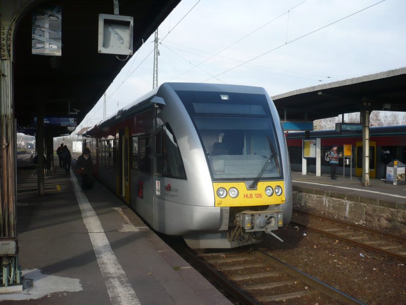Am 14.11.08 steht in Friedberg/Hessen der GTW 2/6 Tw 126 als HLB 83901 (Linie RB 33) nach Hanau Hbf abfahrbereit und fhrt in ein paar Minuten in richtung Hanau ab.Nchster Halt ist Assenheim(Oberhessen).Diese Linie wird ab 11.12.2011 die DB-Regio Hessen GmbH mit ET 442 (Talent 2) von der HLB bernehmen.