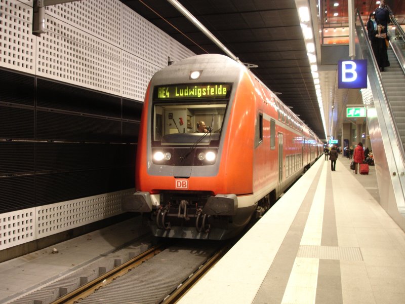 Am 14.Februar 2007, hat der RE4 aus Wismar planmig den Berliner Hbf auf Gleis 1 erreicht. Er wird in wenigen Minuten weiterfahren nach Ludwigsfelde, wo seine knapp 4stndige Fahrt endet. Nchster Halt wird Berlin-Potsdamer Platz sein.

RE 38213, Berlin Hbf (tief)