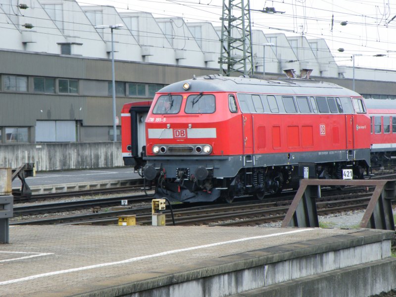 Am 14.Mai 2009 durchfuhr die frisch untersuchte 218-191 der S-Bahn Stuttgart den Wrzburger Hbf Richtung Sden.