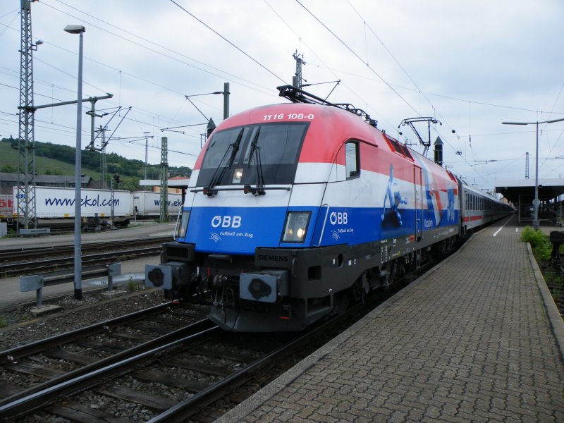 Am 14.Mai 2009 war die BB 1116-108  Kroatien  mit dem IC 2082  Knigssee  von Berchtesgarden mit Zugteil aus Oberstorf auf dem Weg Richtung Hamburg Altona. Das Bild zeigt sie bei der Ausfahrt aus dem Wrzburger Hbf.