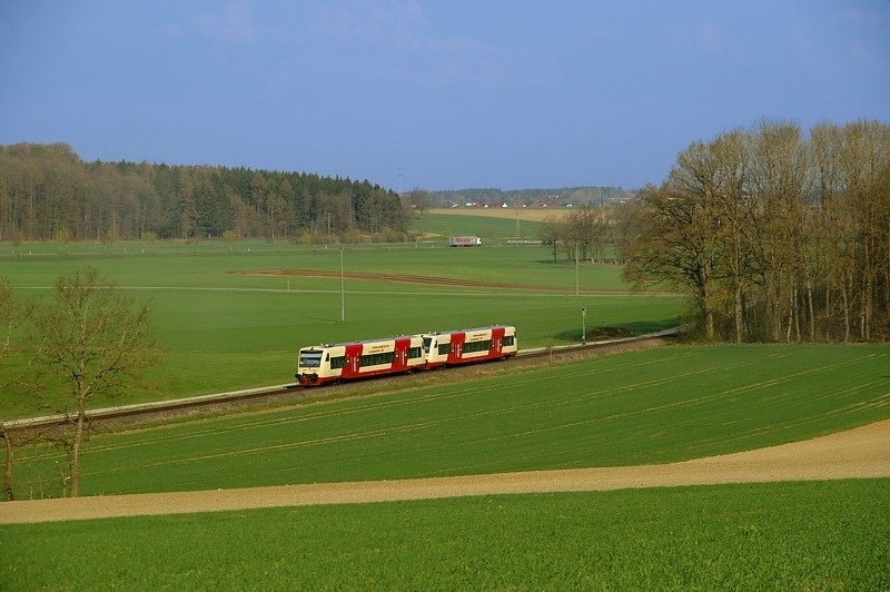 Am 15. April 2008 sind VT 211 und 221 als RB 85753 auf der Kbs 766 nach Aulendorf unterwegs. Das Bild entstand zwischen Bad Saulgau und Altshausen.