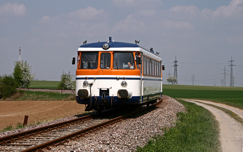 Am 15. April 2009 hat der MAN VT 26 der SWEG Waibstadt als SWE 70776 von Hffenhardt nach Neckarbischofsheim Nordbahnhof vor wenigen Minuten den Startbahnhof verlassen und strebt nun seinem nchsten Halt in Siegelsbach entgegen.
