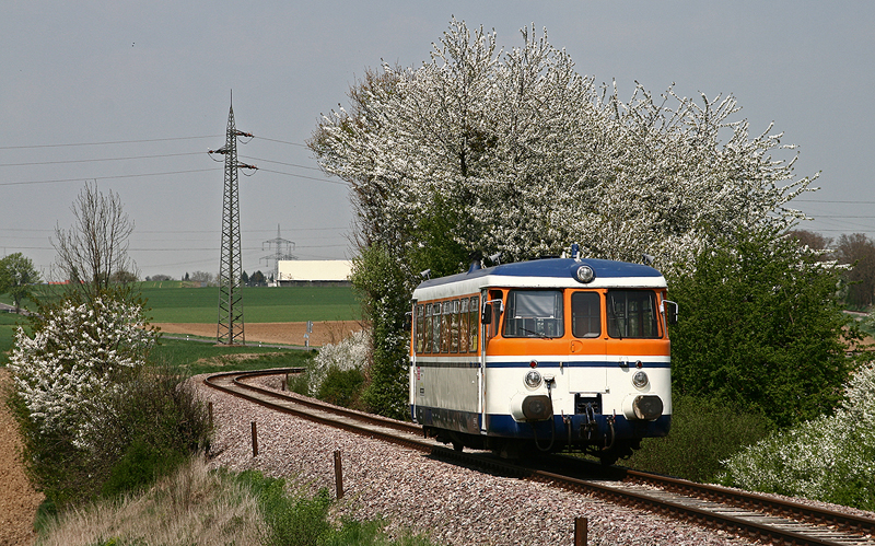 Am 15. April 2009 rollt der VT 26 gemtlich durch die frhlingshafte Landschaft von Siegelsbach. Durch den sogenannten „Bcker von Siegelsbach“ erlangte der kleine Ort im Jahr 2004 traurige Berhmtheit.