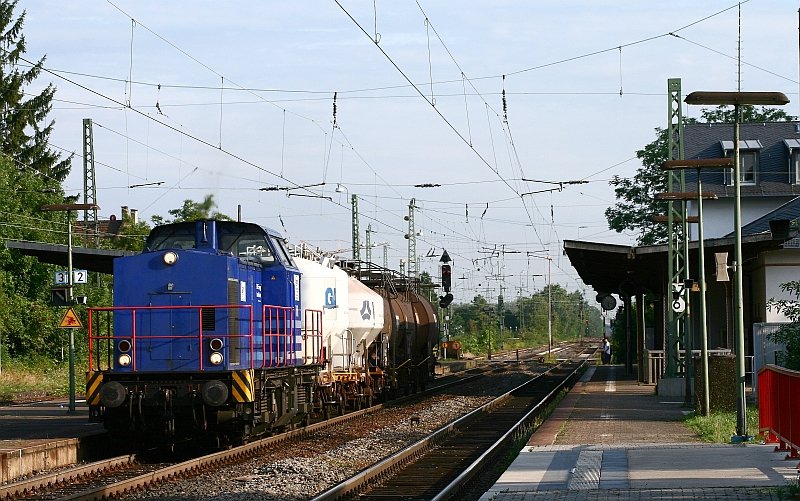 Am 15. August 2008 befrdert eine Wincanton Ost V100 die werktgliche bergabe von Worms Hafen nach Mainz Mombach. Die Aufnahme entstand bei der Durchfahrt von Osthofen.