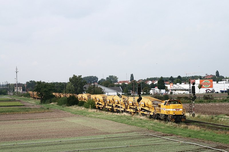 Am 15. August 2008 befrdert eine Wiebe-Lok einen langen Bauzug in Richtung Mannheim und konnte dabei bei Bobenheim fotografisch festgehalten werden.