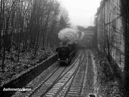 Am 15. Dezember 2001 wurde eine Dampfsonderfahrt von Berlin nach Goslar durchgefhrt. Das Foto zeigt den Zug bei der Einfahrt in den Bahnhof Goslar.