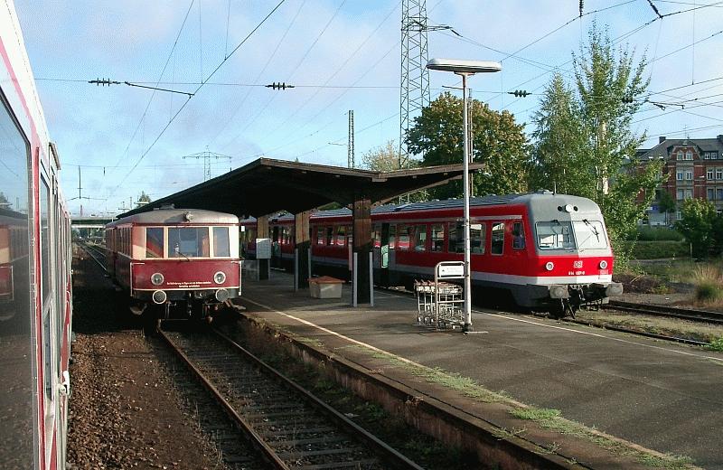 Am 15. September 2002 stehen zwei Triebwagengenerationen in Forchheim (Oberfranken) nebeneinander: Der VT 614 der DB, hier fr die Nebenbahn nach Ebermannstadt eingesetzt sowie der VT 135 069 der Dampfbahn Frnkische Schweiz e.V. (DFS), der auf die Fahrt nach Hemhofen wartet.