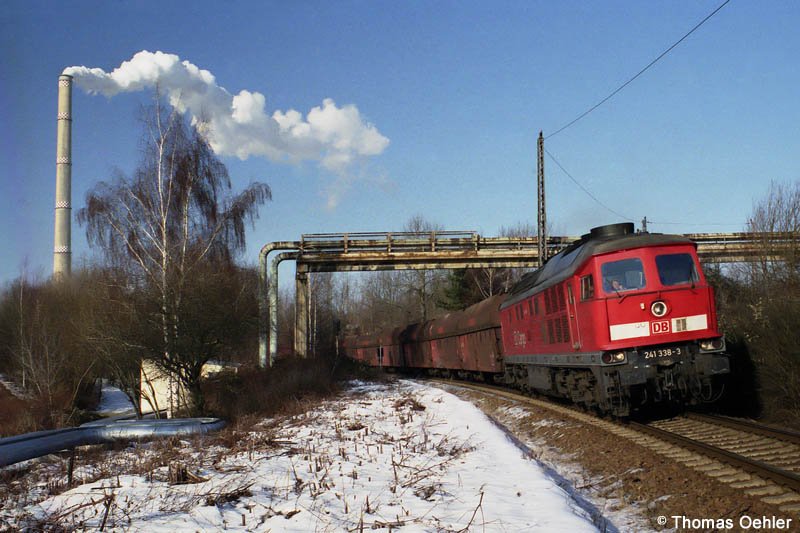 Am 15.01.06, einem wirklich schnen Wintertag, bringt 241 338 den Kohleleerzug von Chemnitz/Kchwald nach Siegmar. Die Aufnahme entstand in der Nhe des ehemaligen RAW Chemnitz.