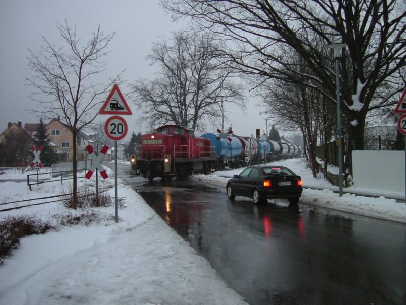 Am 15.02.2006 passiert die 294 717 den B in der Klaus-Conrad-Strae in Hirschau. (Strecke Amberg-Schnaittenbach)