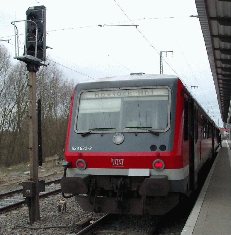 Am 15.03.2002 ist noch ein Triebwagen der BR 628 zwischen Tessin und Wismar anzutreffen. Hier als RE 33360 in Rostock Hbf.