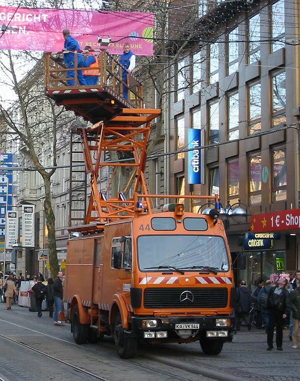 Am 15.03.2005 sorgte ein Problem mit der Oberleitung in der Kaiserstrasse (Fugngerzone und zugleich Rennpiste fr viele Linien) bei der Haltestelle Marktplatz fr Stress, und das im Feierabendverkehr. Es waren wohl Teile der noch installierten Weihnachtsbeleuchtung auf die Oberleitung gefallen. Glcklicherweise gibt es eine Ausweichstrecke, die die Bahnen nutzen konnten. Der Oberleitungstrupp der VBK war aber auch schnell zur Stelle. Die Polizei sicherte die Stelle ab, weil ein einzelnes Kabel (nicht im Bild) herunter baumelte.