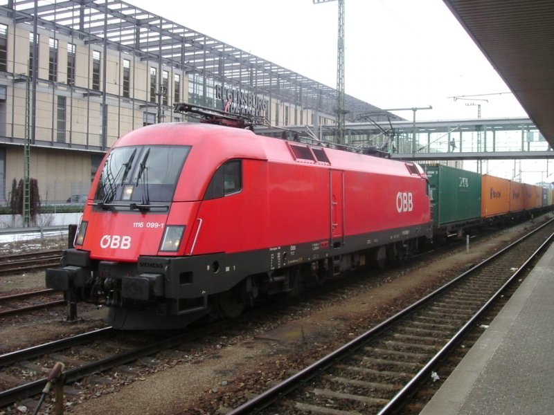 Am 15.03.2006 steht 1116 099 mit einem Containerzug in Regensburg.