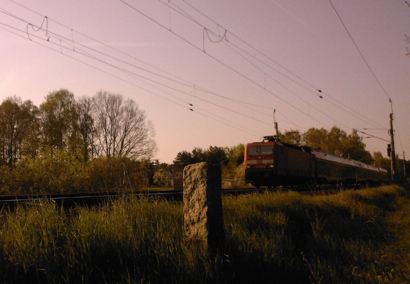 Am 15.04 fhrt eine RB der Linie 14 in den Bahnhof Bestensee ein. Zuglok der BR 143.