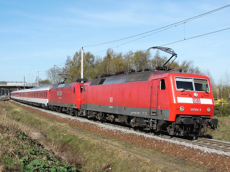 Am 15.04.07 ziehen 120 104 und 145 053 zusammen den Nachtzug 1449 bis Stralsund, wo dann 120 104 abgekuppelt wird und 145 053 allein nach Binz weiterfhrt. (15.04.07) 