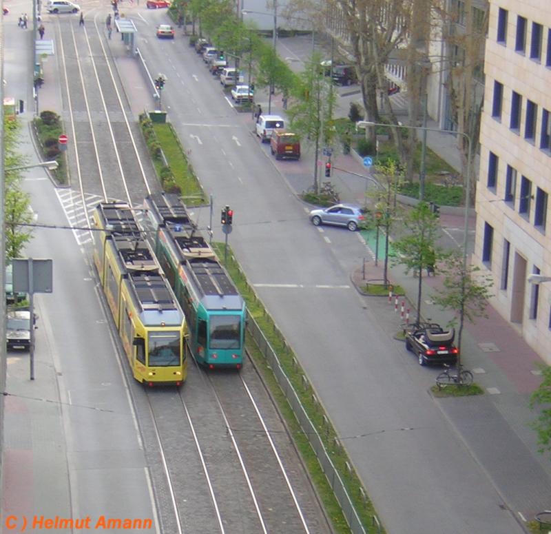 Am 15.04.2005 begegneten sich zwei R-Triebwagen auf der Linie 16 in der Grfstrae, im Hintergrund die Haltestelle Bockenheimer Warte.



