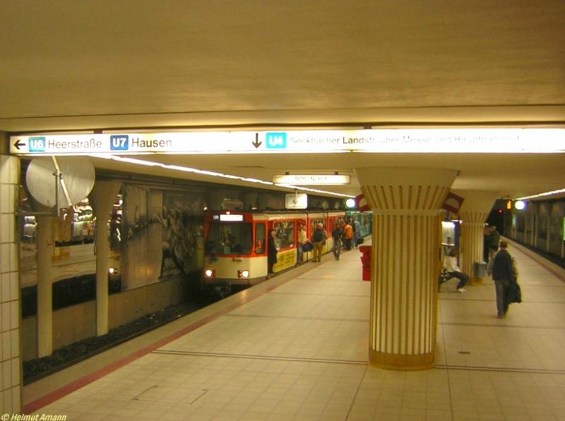 Am 15.04.2006 ist der 5. Zug der Linie U6 zur Heerstra�e mit den Ptb-Triebwagen 698 und 737 gerade in die Station Bockenheimer Warte eingefahren.