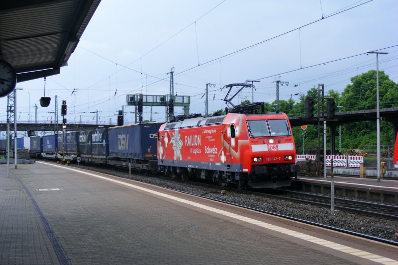 Am 15.05.09 fhrt gerade die Werbe-185 die 185 142-7 mit ihrem Gterzug durch Gieen in richtung Norden.