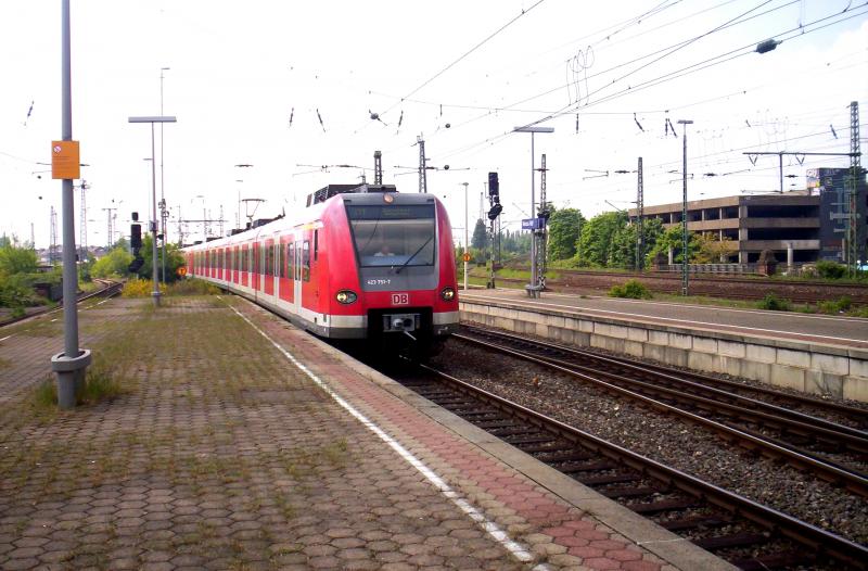 Am 15.05.2005 fuhren zwei 423er in den Bahnhof von Neuss ein als  S11  nach Dsseldorf-Wehrhan.