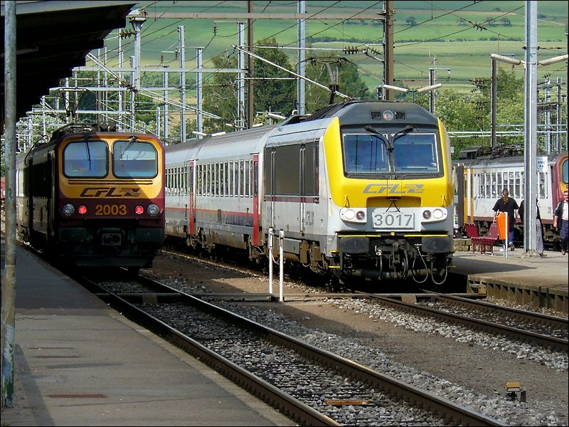 Am 15.06.08 ist E-Lok 3017 soeben aus Richtung Lttich in den Bahnhof von Ettelbrck eingefahren, whrend links Triebzug 2003 auf die Abfahrt nach Wiltz wartet. 