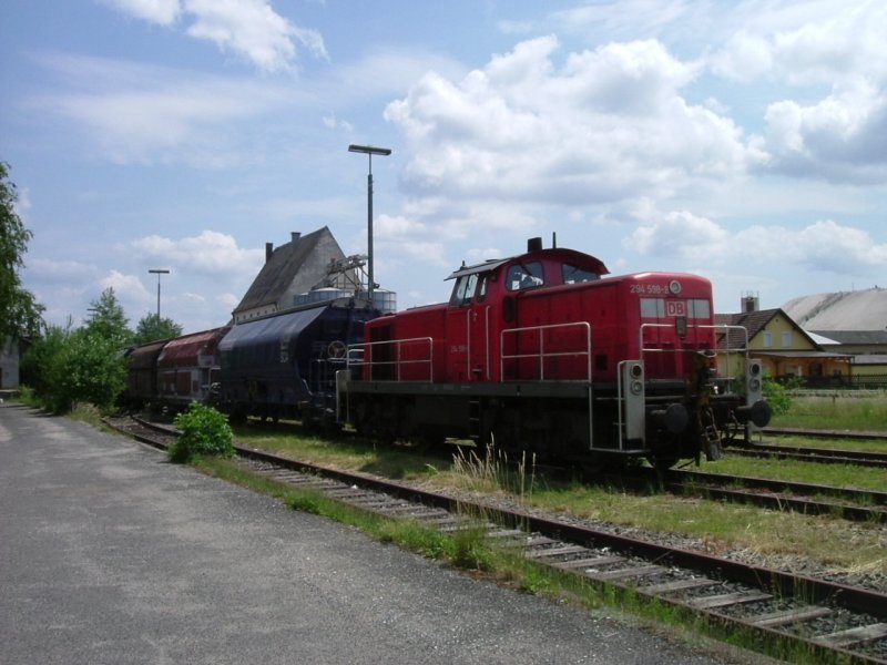 Am 15.06.2007 steht 294 598 mit einem Gterzug in Hirschau. (Strecke Amberg-Schnaittenbach)