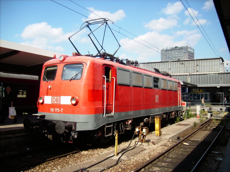 Am 15.07.2008, stand die Kastenfrmige 110 175- 7, im Mnchner Hauptbahnhof.