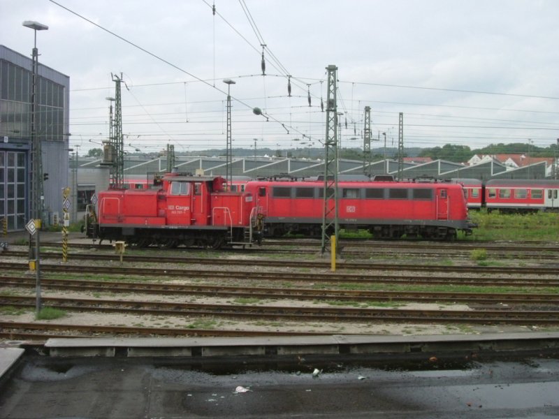 Am 15.09.2005 stehen 363 707 und 110 278 vor dem BW Regensburg.