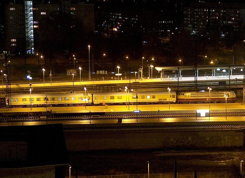 Am 15.11.04 befand sich 103 113-7 mit dem RaiLab zu Oberbaumessfahrten auf der Elbtalstrecke in Dresden Hbf