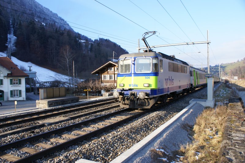 Am 15.12.07 fhrt die Re 420 506-8 mit dem RE 3269 in Mlenen ein.