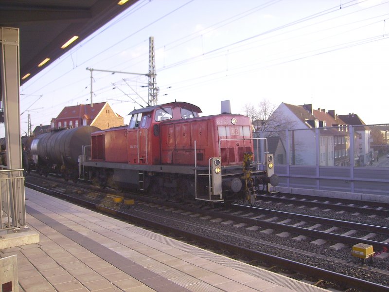 Am 15.12.2006 war viel los in Hannover-Linden!
So zog z.B. 294 187-0 einen Zug bestehend aus einem Kesselwagen und einigen Schiebewandwagen die letzten Meter zum Lindener Gbf.